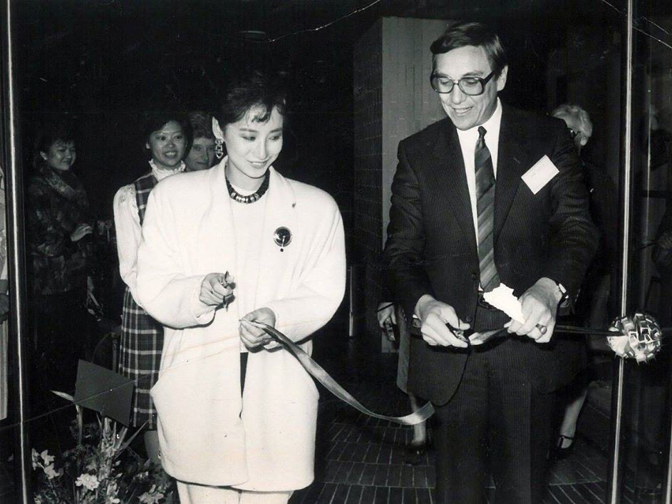 David Hodson, then Chairman of the Oxfam Hong Kong Group, and Ms. Tse Ning, Miss Hong Kong 1985, at the opening ceremony of The Oxfam Shop in Jardine House.